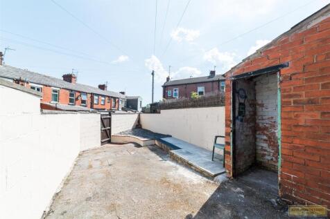 LARGE REAR YARD