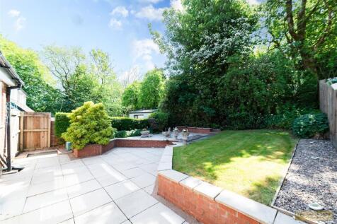 LARGE REAR GARDEN
