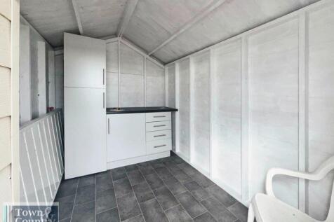 BEACH HUT