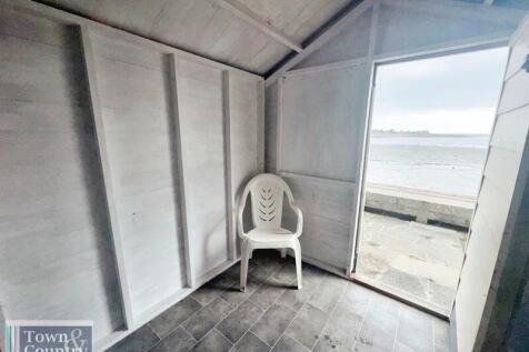 BEACH HUT