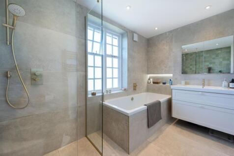 86 Hampstead Way bath 2.jpg
