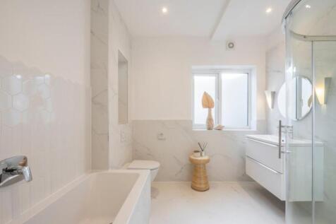 bathroom 2.jpg