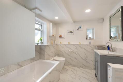 BATHROOM 1.jpg