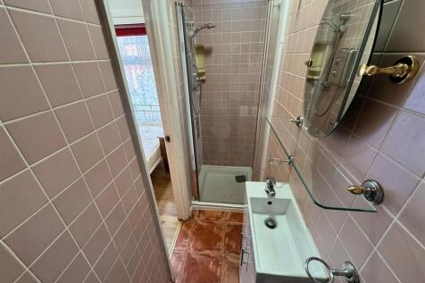 Room 5 (Ensuite Bathroom)