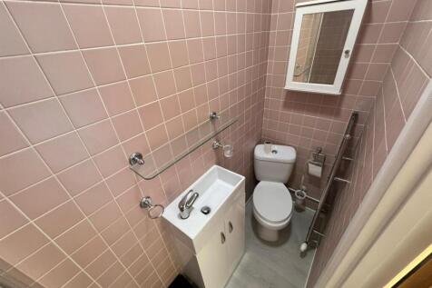 Room 4 (Ensuite Bathroom)