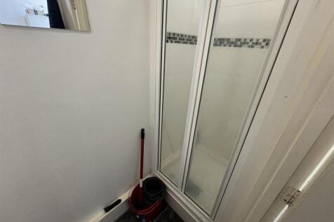Studio 9 - Shower Room