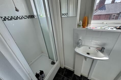 Studio 6 Shower Room