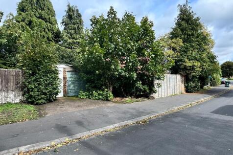 Garage to rear of property.jpg