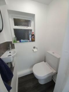 FITTED CLOAKROOM 