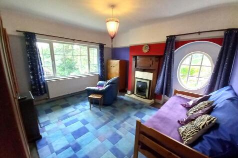SITTING ROOM/BED 4