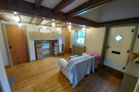 HALL/SITTING ROOM 