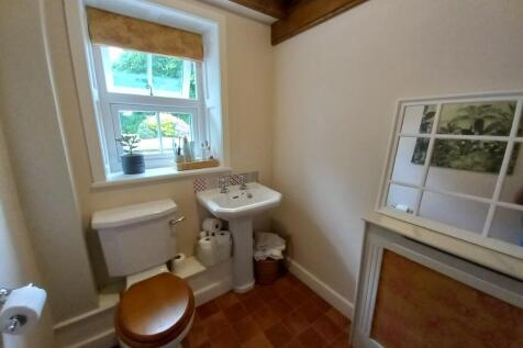 FITTED CLOAKROOM