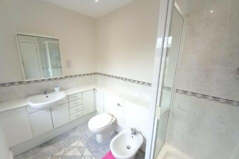 EN-SUITE SHOWER ROOM