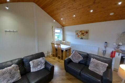 3 - LOUNGE/DINING RO