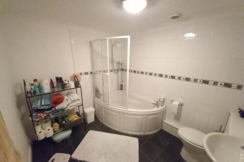 EN-SUITE BATHROOM