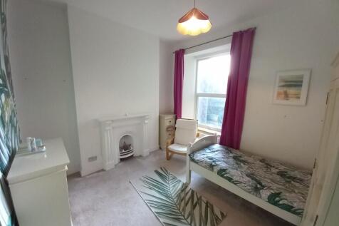 REAR BEDROOM 3
