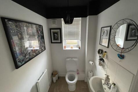 FITTED CLOAKROOM 