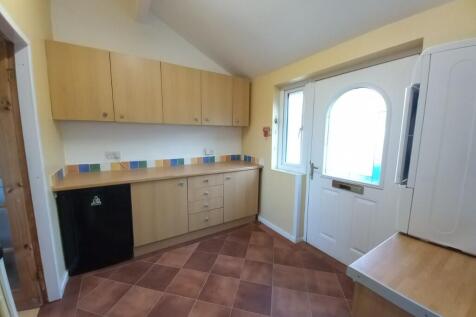HALL/UTILITY ROOM