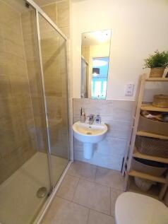 EN-SUITE SHOWER