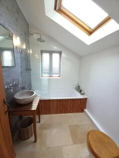 EN-SUITE BATHROOM 