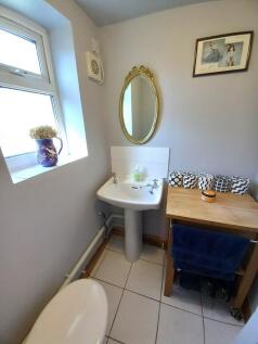 FITTED CLOAKROOM 