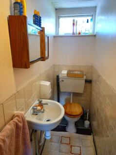 FITTED CLOAKROOM 