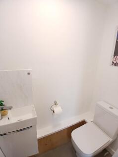 FITTED CLOAKROOM 
