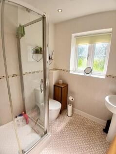 EN-SUITE SHOWER