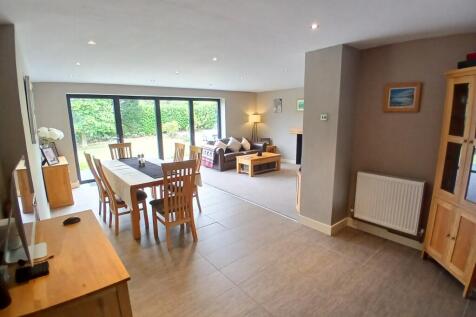 DINING ROOM/LOUNGE
