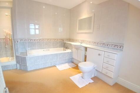 EN-SUITE BATH/SHOWER