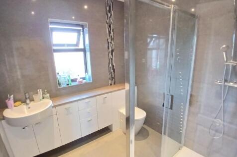 MAIN SHOWER ROOM 