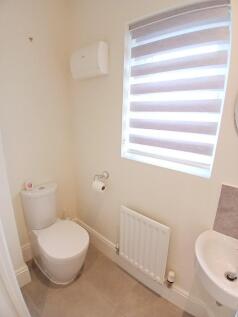 FITTED CLOAKROOM 