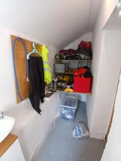 FITTED CLOAKROOM 