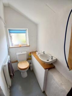 FITTED CLOAKROOM 