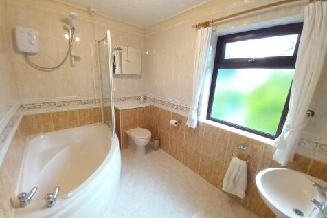EN-SUITE BATHROOM 