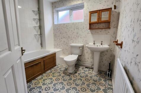 595 Crookesmoor Rd - bathroom .jpg