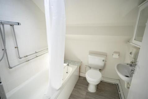 15 beach hill road bathroom 4.jpg