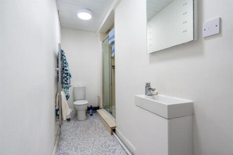 Bathroom 1_.jpg