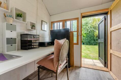 8592744-interior34.jpg