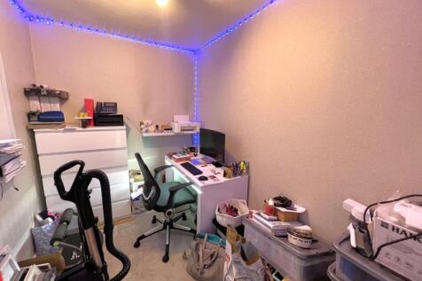 Bedroom 5 / Office