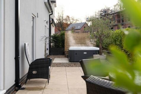 Entertaining space for BBQs &amp; Hottub