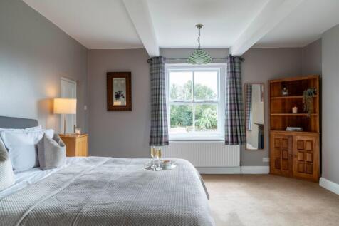 Bright and spacious principal suite