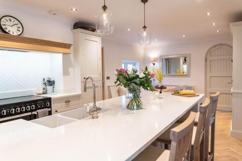 Sociable island in The Farmhouse kitchen