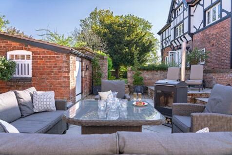Courtyard perfect for Al Fresco dining