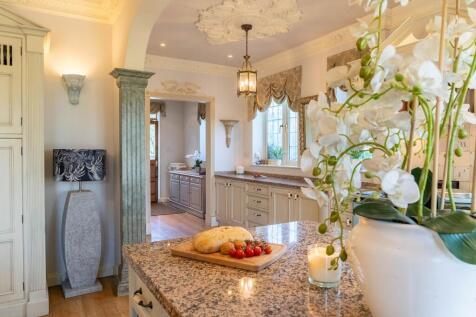 Light and bright kitchen