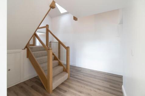 Light and bright entrance hall