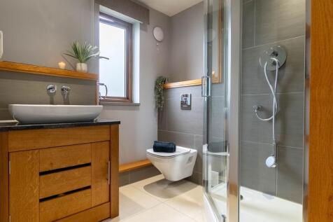 Bedroom 2 ensuite