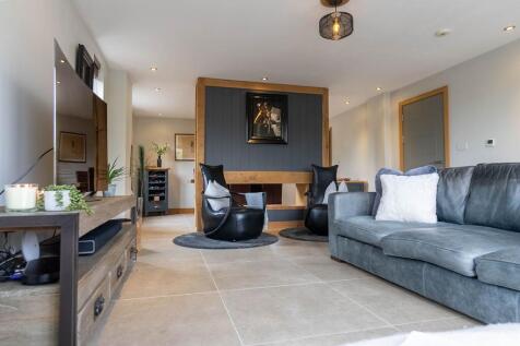 Spacious open plan lounge