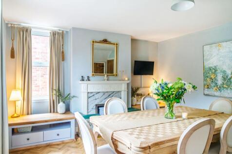 Light and bright dining room