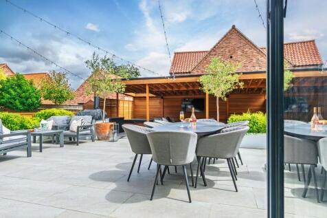 Outdoor family / entertaining area